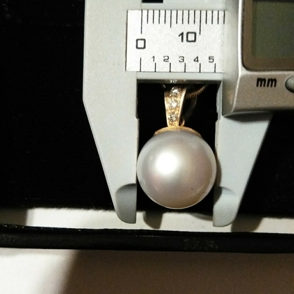 14k Akoya beautiful pearls an diamond pendant